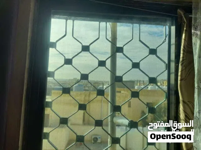 لدي شباكين الاسود طوله متر او 90 وعرضه متر ونص وواحد ابيض طوله 75 وعرضه متر ونص للاستفسار