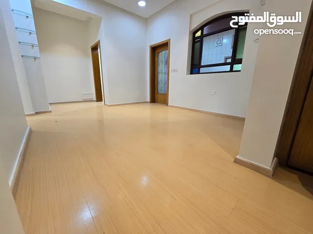 شقه للايجار شامل الكهرباء مع المكيفات في البديع
