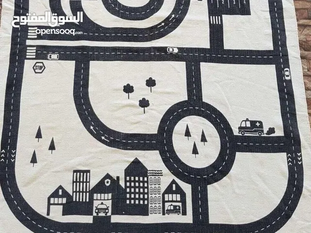 فرشه بيضاء متوسطه الحجم2m×3m نضيفه مناسبه لغرف لاطفال تحتوي على طريقه سيارات و العاب طريق نضيفه جداا