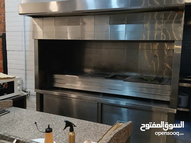 مطعم ومحل معصير جاهزين في موقع متميز جدا في المعبيلة الجنوبية خلف نستو.