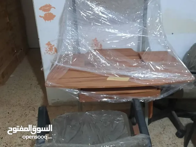 طاولة كمبيوتر وكرسي متحرك بسعر 100دل فقط