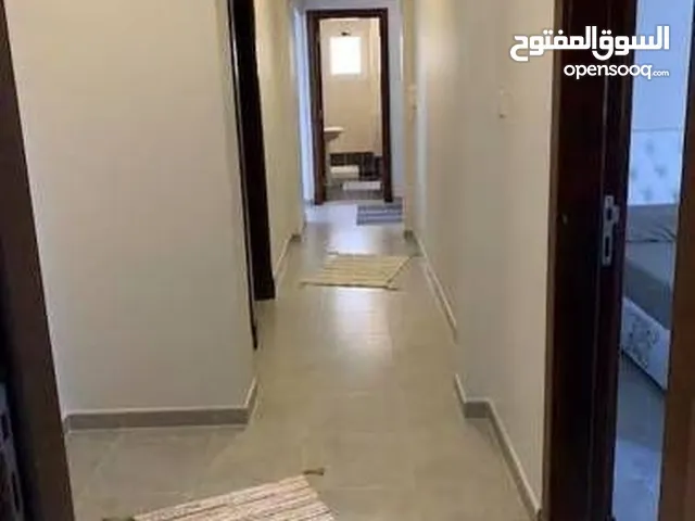 ثلاث غرف وحمام دور أول معا حوش بي اثوره بي 350 سعودي ما يشتي لا شرعبي ولا مخلافي ثلاث غرف وحمامين مر