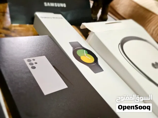 ساعة سامسونج 5 الأصلية مع اكسسواراتها..استخدام بسيط جدا..بحال الجديد مع كرتونتها والشاحن.