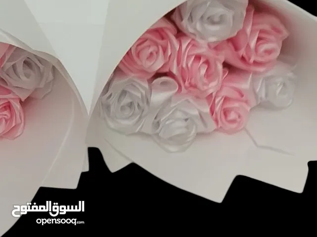 تشكيلة ورود صناعية مصنوعة من شبر الستان اللامع بطرقة فنية وثايثة