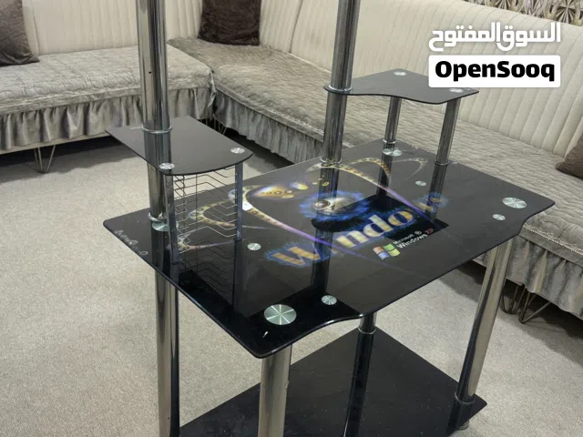 طاولة او ميز حاسبةpc او بلي ستيشن