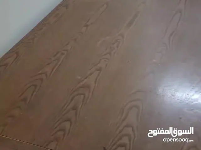 طاوله مع 5 كراسي مستعمل بصوره جيده