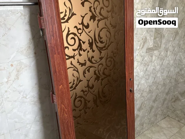 اربع ابواب حمام مستعملين ونظاف