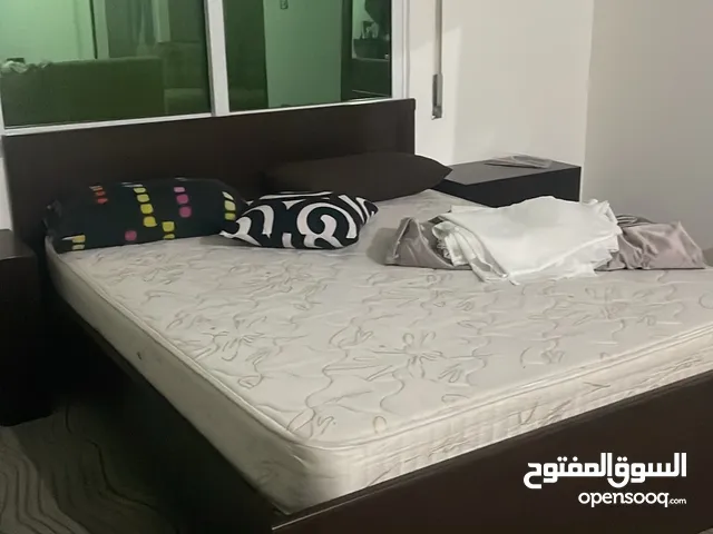 سرير خشب متين جدا