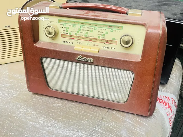ثلاث راديوهات قديمة