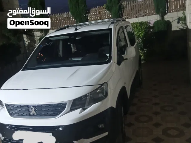 2019 بيجو ريفتر Standard