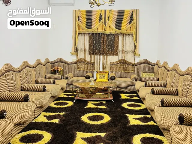 جلسة حرف يو تغطي دار5*3.5كاملة ب ستارها وبساطها ومكتبة درجة اولة نضيفه ومعاهم مدخل بمرايته