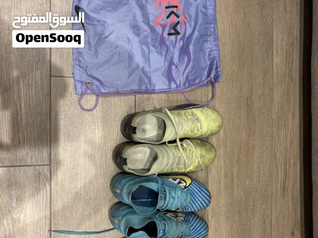 احذيه كره قدم مستعمل واحد لون ازرق واحد لون اخضر اصلي ميه بالميه الثنين ب 35
