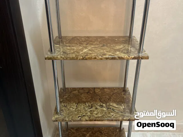 وحدة ارفف مكونه اربعة ارفف بنية اللون مع زخرفه