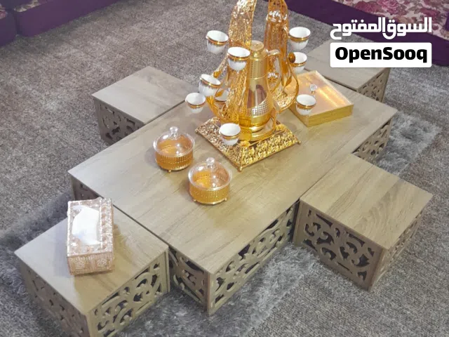 طقم طاولات خشب لون خشابي مكون من وحده كبيرة مستطيلة و4 صغار الطقم ++ بردايتين و سجادة وسط