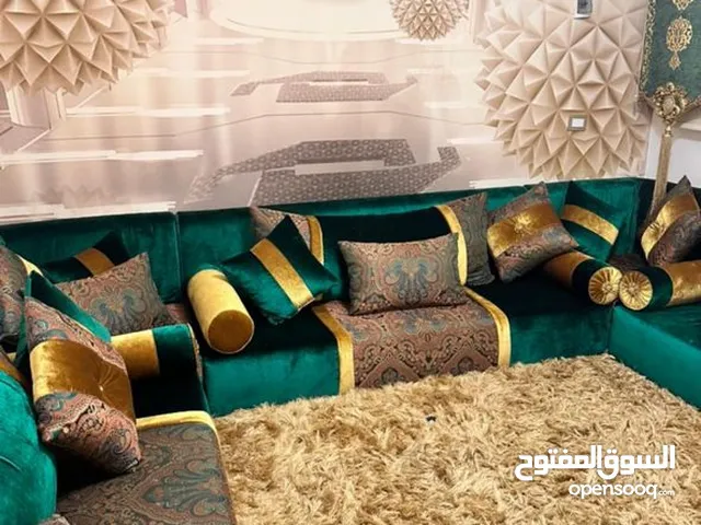جلسة مغربيه سمك 25 سنتيمتر مودرن شبه جديد استعمال نظيف اللون اخضر معها ستار وموكيت..