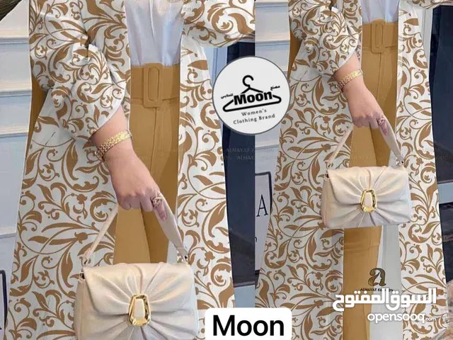 الطقم اللي هيخلّي لبسك سهل وشيك في نفس الوقت وصل عند Moon طقم 4 قطع عملي وأنيق