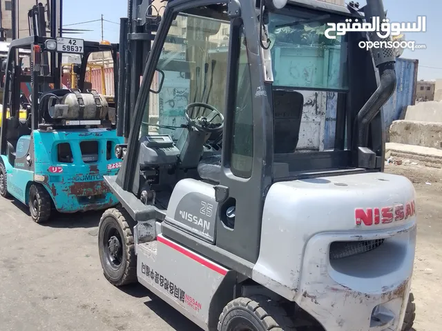 رافعه شوكيه نوع نيسان ديزل بحاله جيده جدا حمولة 2 طن ونص 3حركات صايد شفت
