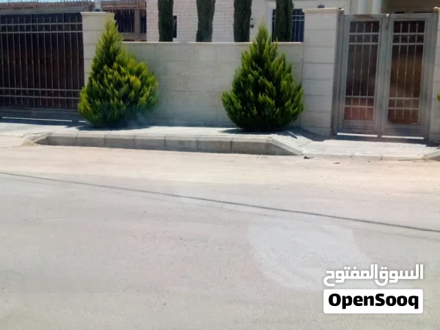 فيلا مساحات اماميه واسعه كراج يسع 3 سيارات أشجار حرجيه ومثمره داخل وخارج الفيلا