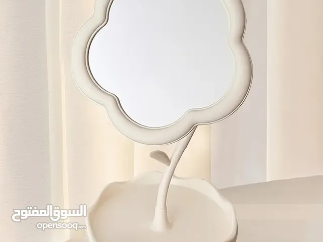 مرآة ديكور على شكل زهرة أنيقة، لون بيج، كتزيد جمالية لأي بلاصة.