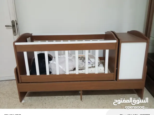 تخت بيبي بحالة الجديد مع بيرو وخزانة للبيرو
