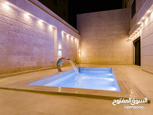 شقة لقطة للبيع شبه أرضي شارع المطار النخيل شبه ارضي مساحة 183م وترس خارجي 170 م ومسبح خاص وكراج خاص