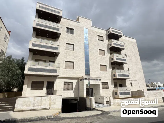 شقة طابق ارضي على الشارع مباشرة مع مدخل وكراج خاص  للبيع