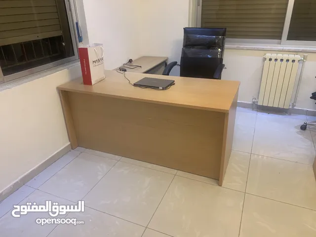 اثاث شركة شبه جديد ايطالي ثقيل للبيع بسعر مميز وبشكل فوري ومستعج