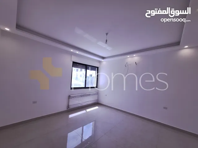 شقة ارضية مع ترس للايجار في ضاحية الامير راشد بمساحة بناء 225م
