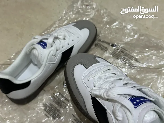 حذاء نسائي جديد