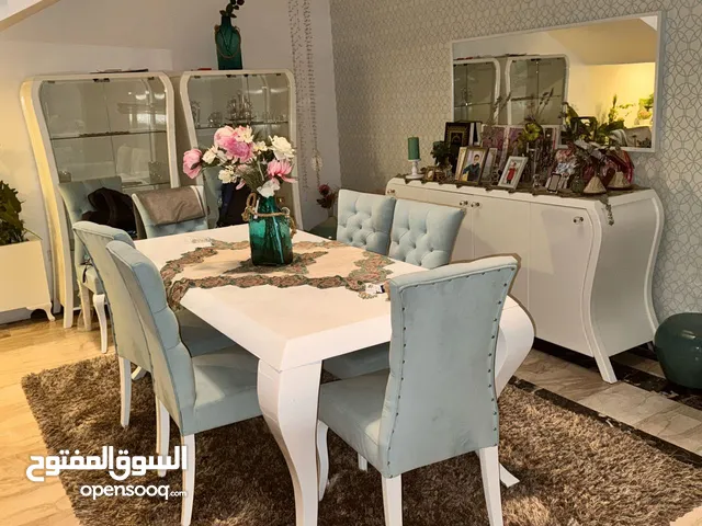 طاولة أكل مع بوفي ومرآة وعدد 2 فيترينا