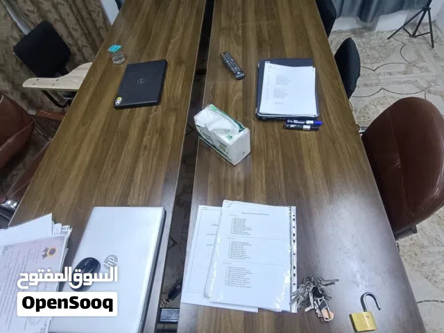 ميز اجتماعات حديد نوع ثقيل وبحالة ممتازة جداً