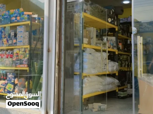 زجاج واجهة محل للبيع.