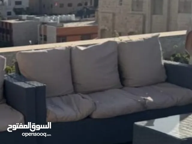 طقم راتان مكون من ثلاثية ومفردتين مع طاوله واحدة بحالة جيدة جدا التواصل على الرقم بالوصف