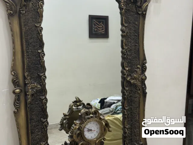 مراية كبيرة مع طاولة وساعة ديكور فخمة