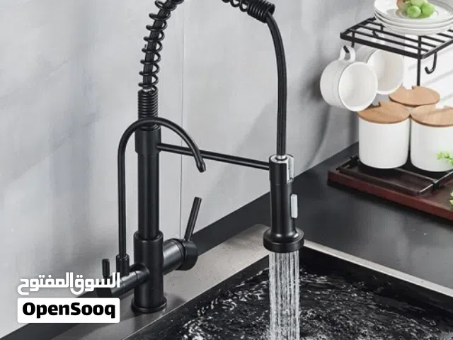 فني سباكة وصيانة حمامات ومطابخ وتركيب المضخات والغسالات والسخانات وتركيب وإصلاح الأجهزة المنزلية.