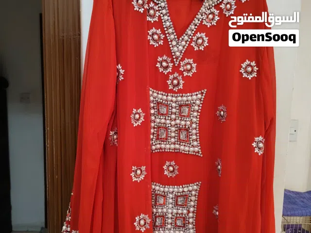 جلابيه اللون احمر الاستعمال مره واحده  السعر 30 دينار  من السعوديه