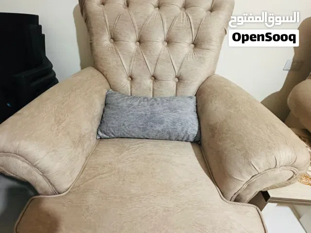 طقم كنب جلوس للبيع بحال الجديد وكاله مع طاولة وسطية وسيرفس