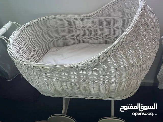 تخت بيبي متحرك باللون الافوايت مستعمل شبه جديد استعمال اسبوعين فقط