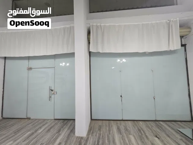 واجهات سوكريت تم تركيبها شهرين فقط ، وكالة نظيف للبيع ، جلسة ارجل (تنظيف ارجل ، بدكير) مع مغاسلها