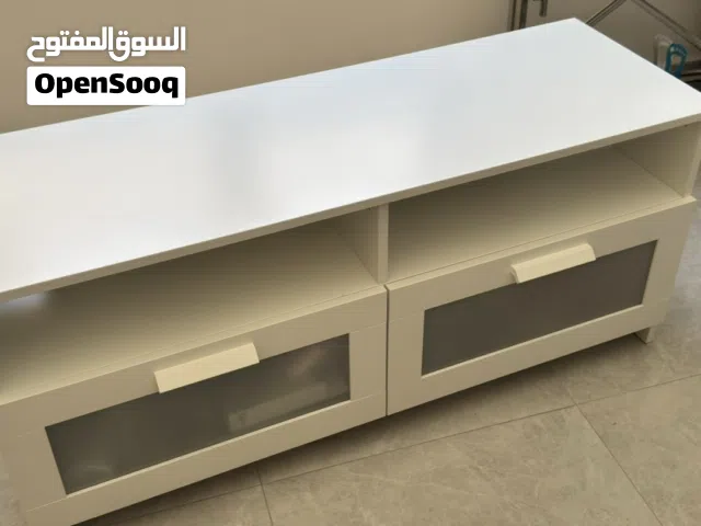 خزانة للتلفزيون من ايكيا  مع درجين حجم كبير تشيل كل الاغراض ،