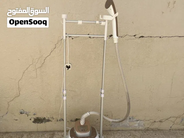 للبيع: مكواة بخار بلاك آند ديكر (نظيفة جداً) تحتاج صيانة بسيطة.