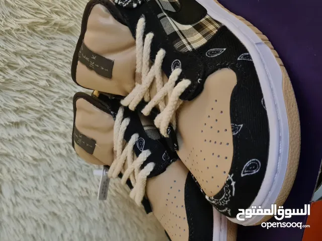 43 Sport Shoes in Amman