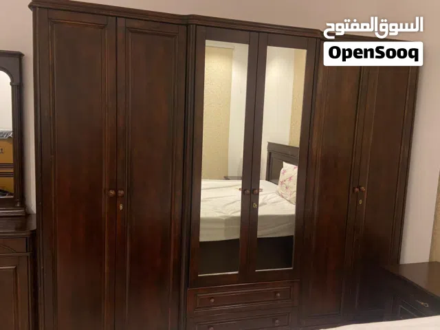 غرفة نوم+ خزانة بحالة جيدة