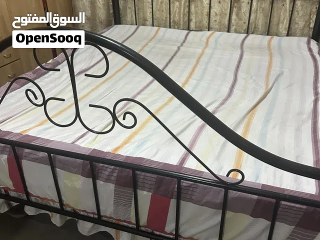تخت حديد مع فرشة نظيفة جدا