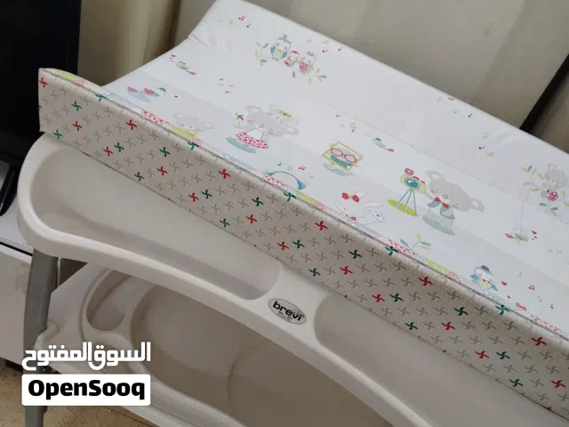 طاولة غيار أطفال مع بانيو