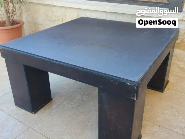 طاولة خشب مع قزاز ثقيلة جدا بحالة ممتازة فقط خدوش
