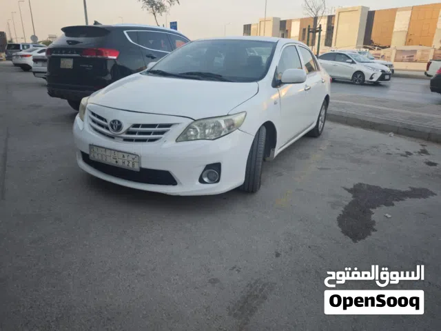 تويوتا كورولا موديل 2012 اللون ابيض قير اوتوماتيك الممشى 260 الف