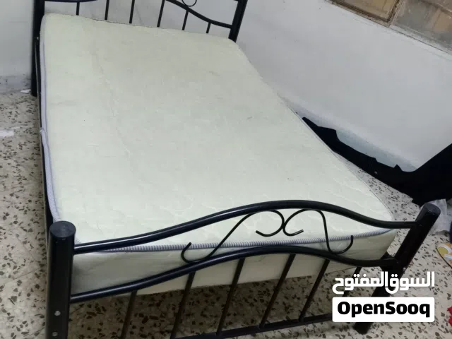 تخت حديد مفرد ونصف مستعمل للبيع