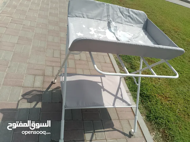 طاولة غيار أطفال عملية ومريحة مصممة خصيصاً لتغيير الحفاضات للأطفال