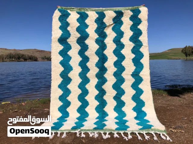 سجادة مغربية تقليدية منسوجة يدويًا – نقش متعرج أزرق وأبيض – صوف ناعم مع شرّابات – ديكور عصري للمنزل